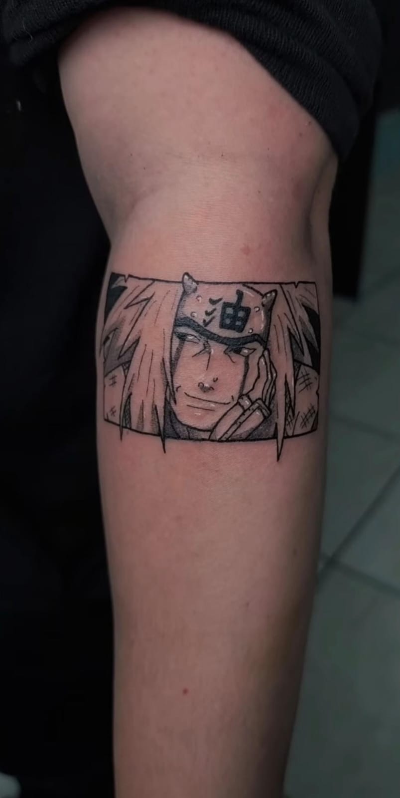 Tatuagem menor em painel de anime