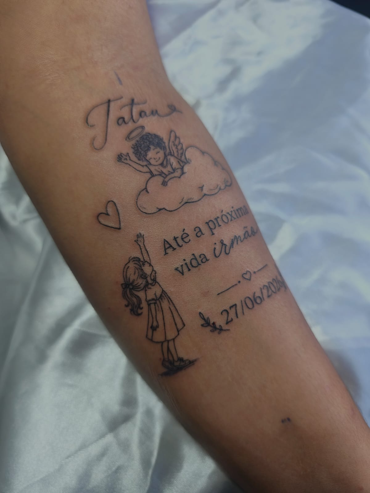Tatuagem memorial fineline no antebraço
