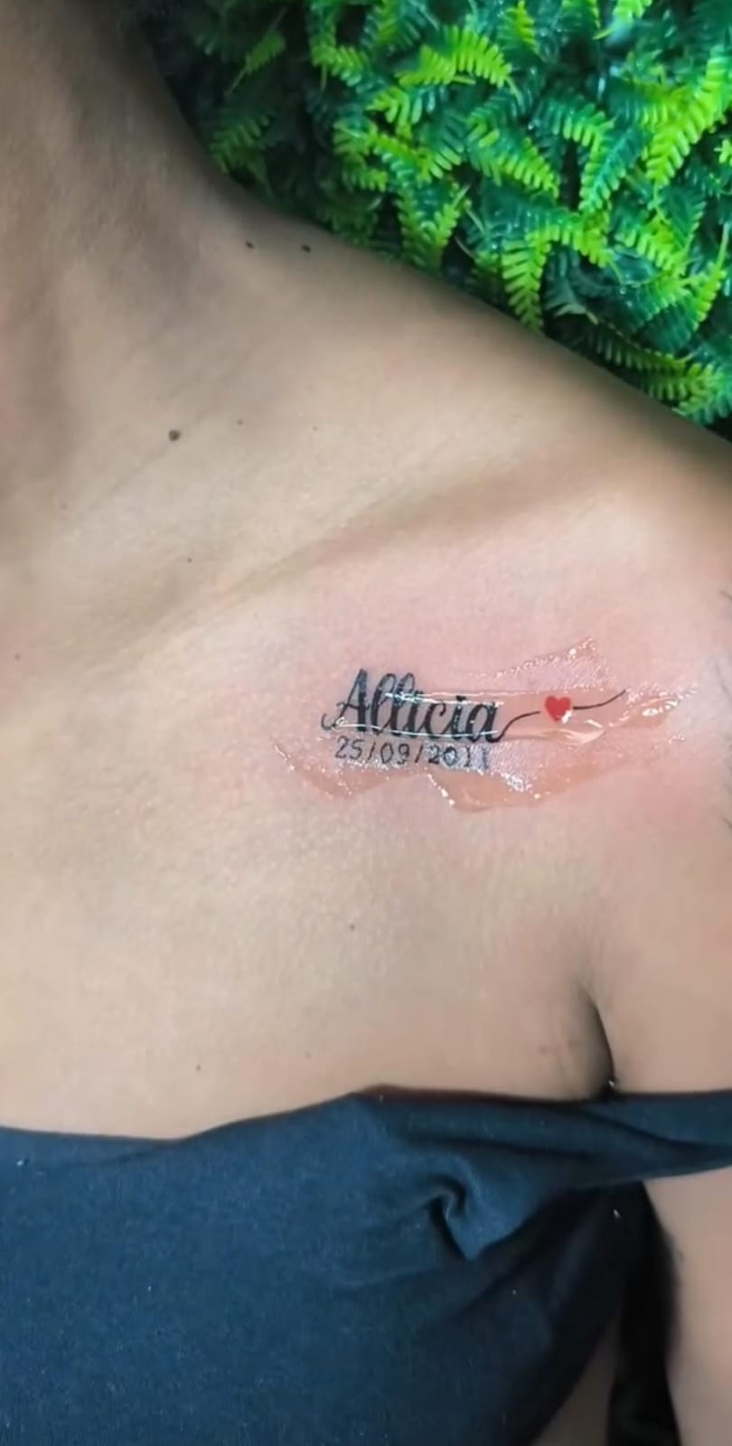 Tatuagem pequena fineline com nome e coração